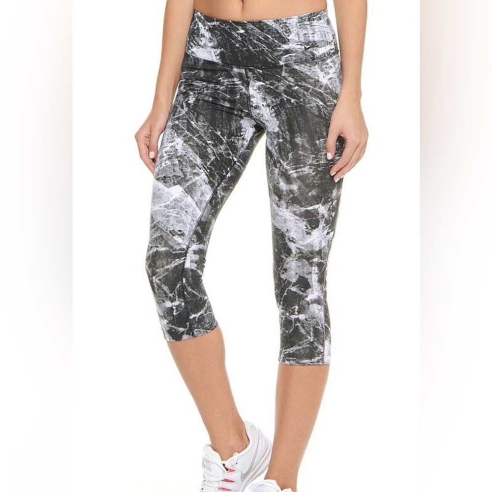 Nike Legendary Engineered Marble Capri Tights